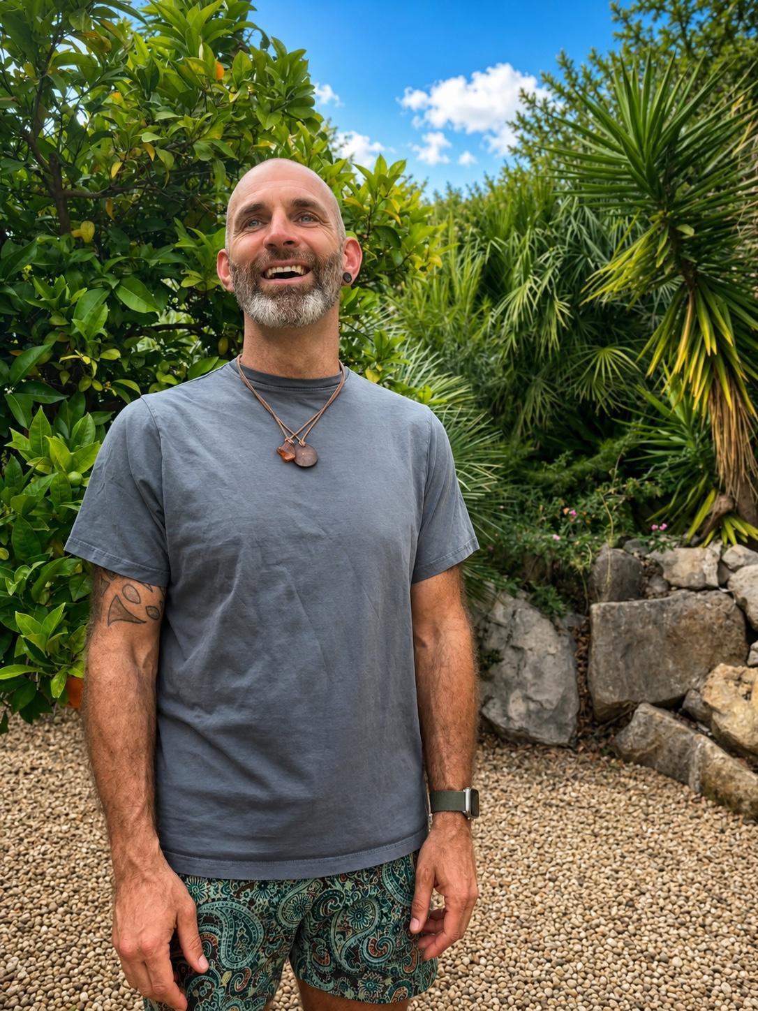 Jaap Jan Danse van De ACT-coach in een groene tuin aan de Costa Blanca